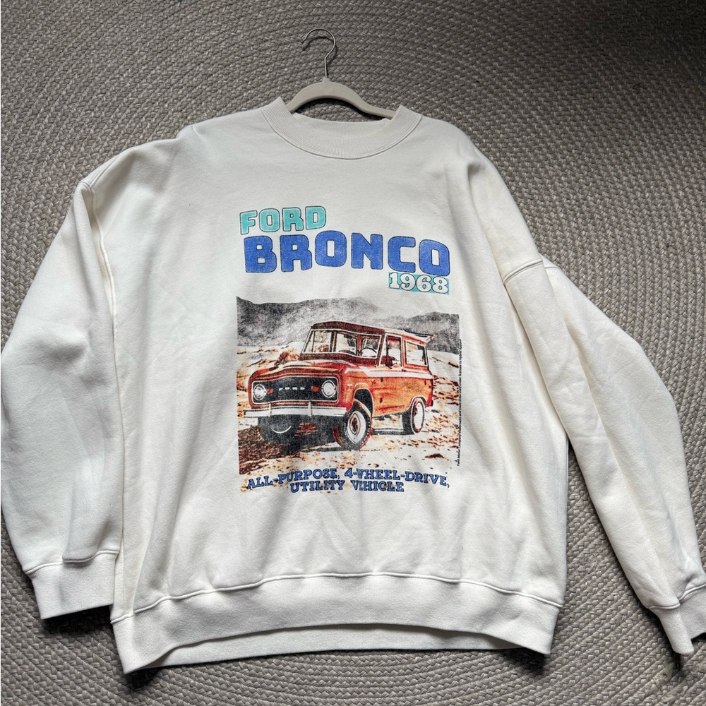 Abercrombie & Fitch White/Cream Ford Bronco Crewneck Sweater